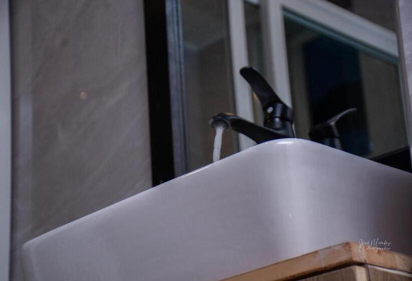 هتل Deluxe 11  Jinja Pool Apartments