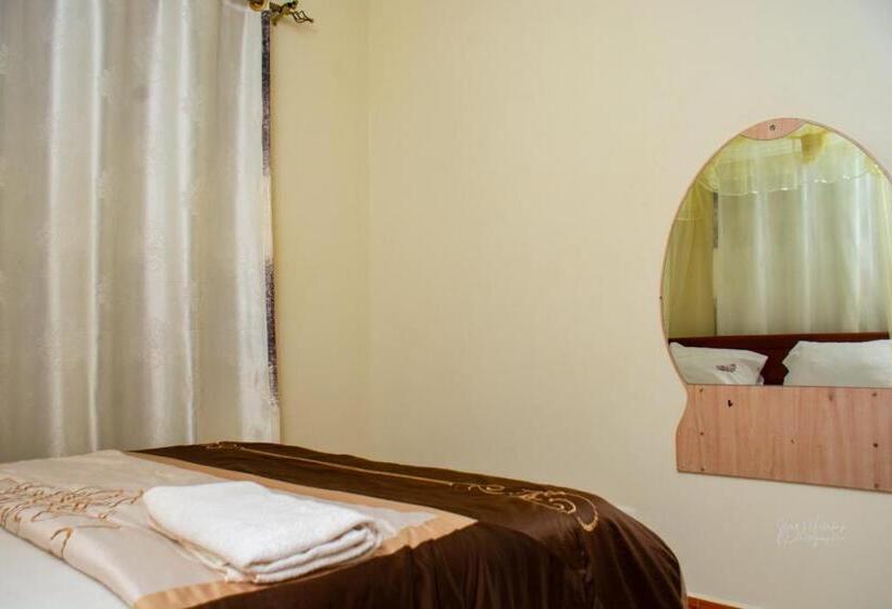 هتل Deluxe 11  Jinja Pool Apartments