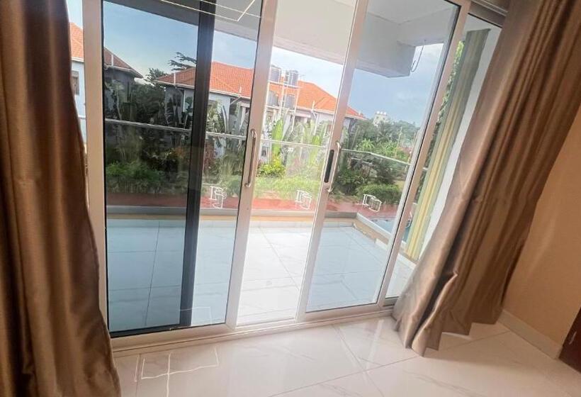 هتل Deluxe 13  Jinja Pool Apartment
