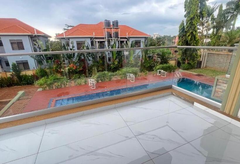 هتل Deluxe 15  Jinja Pool Apartments