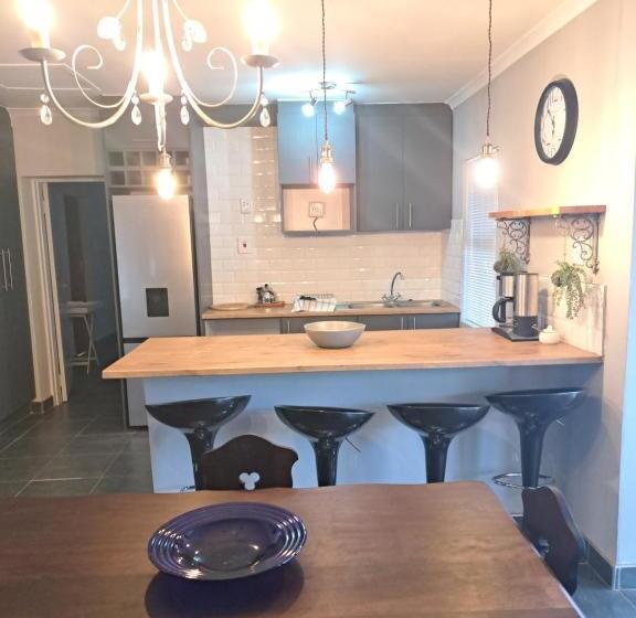 هتل G.v Guestlodge