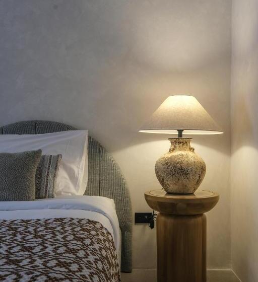 هتل La Zarene Suites