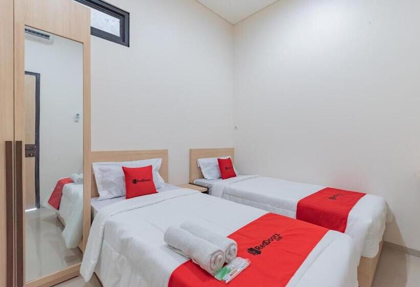 ホテル Reddoorz Near Csb Mall Cirebon