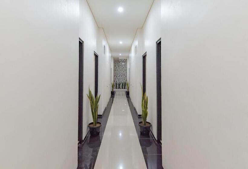 ホテル Reddoorz Near Csb Mall Cirebon