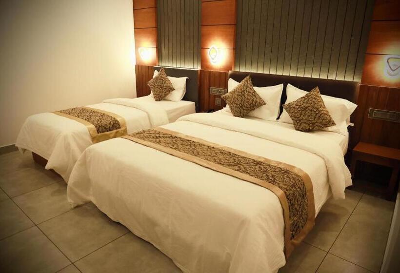 Отель Silverstone Inn