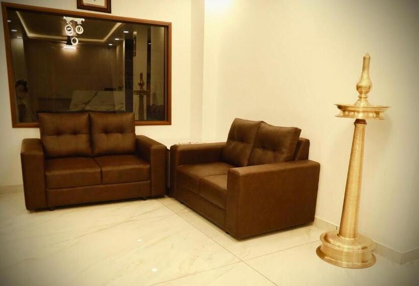 Отель Silverstone Inn