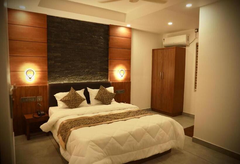 Отель Silverstone Inn