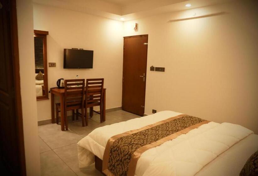 Отель Silverstone Inn