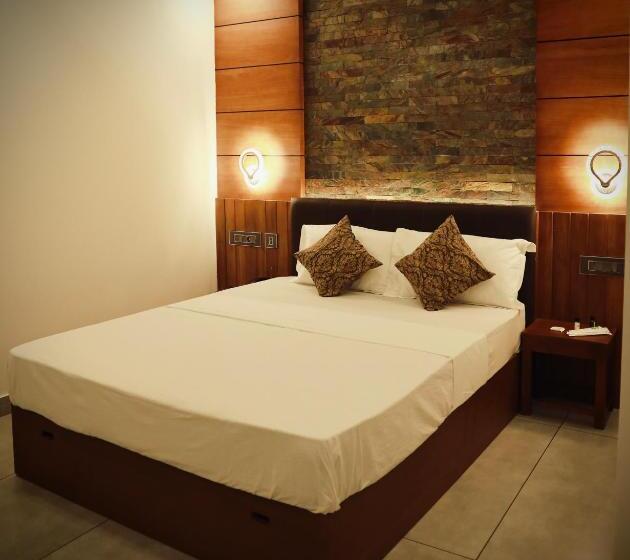 Отель Silverstone Inn