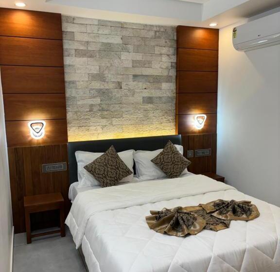 Отель Silverstone Inn