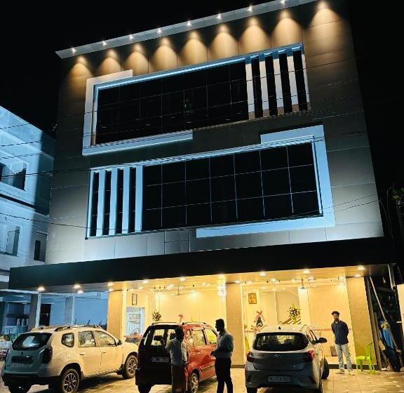 Отель Silverstone Inn