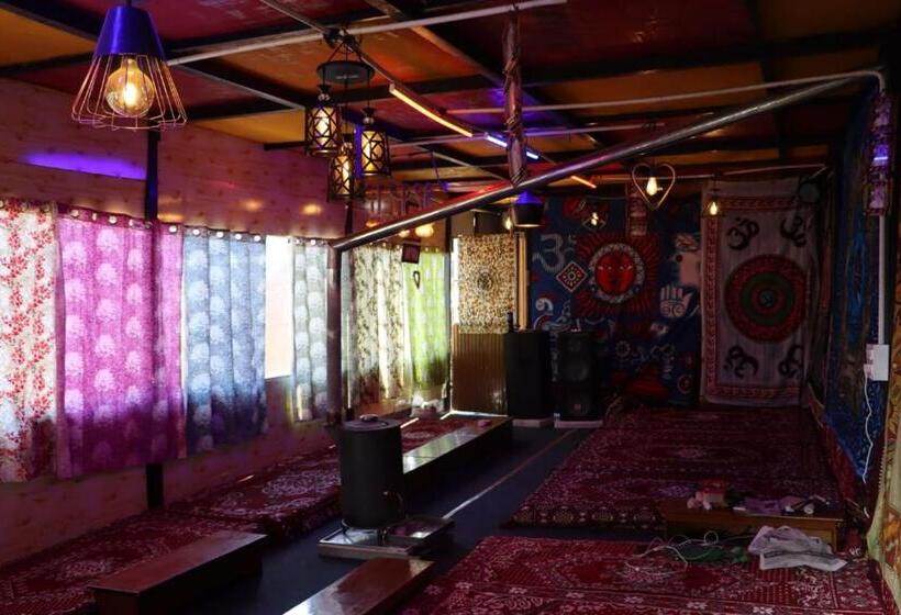 酒店 Snow Moon Cafe & Resort