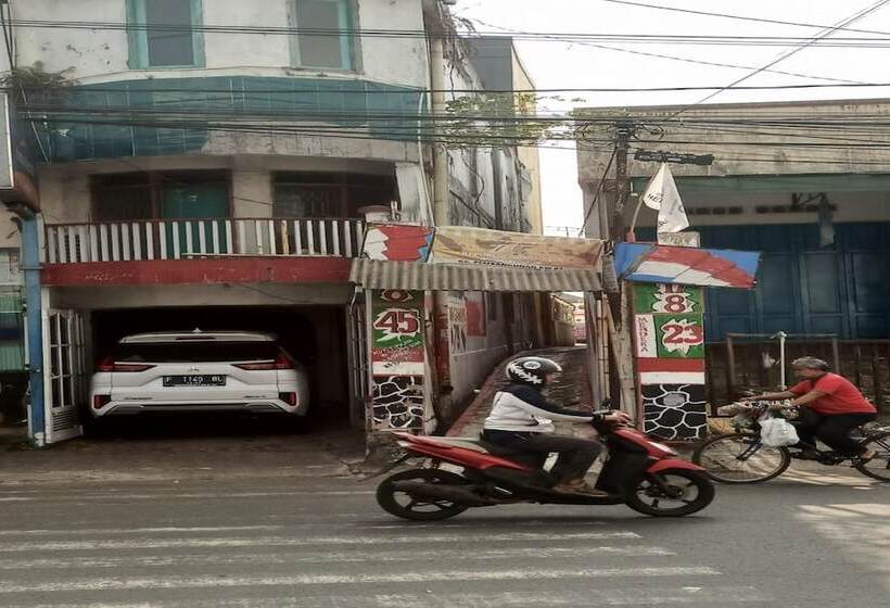 호텔 Spot On 93385 Penginapan Hj Lilis 2 Syariah