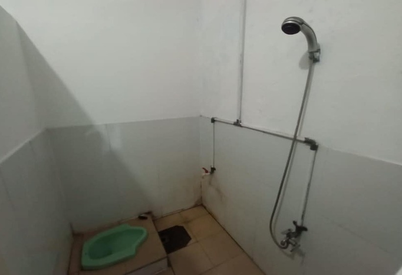 호텔 Spot On 93385 Penginapan Hj Lilis 2 Syariah