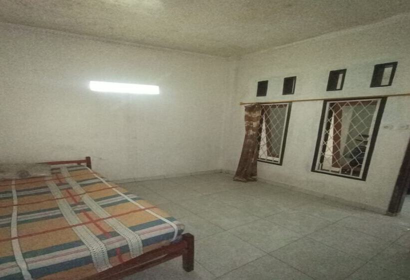 호텔 Spot On 93385 Penginapan Hj Lilis 2 Syariah