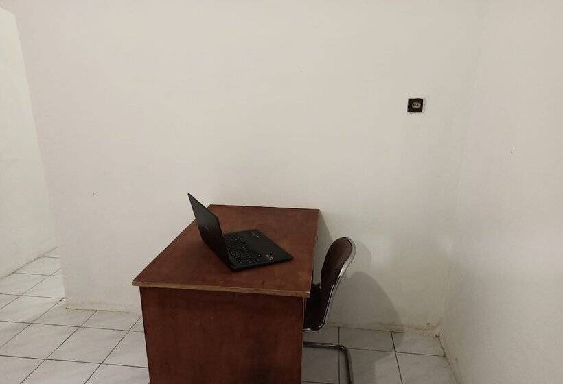 호텔 Spot On 93385 Penginapan Hj Lilis 2 Syariah