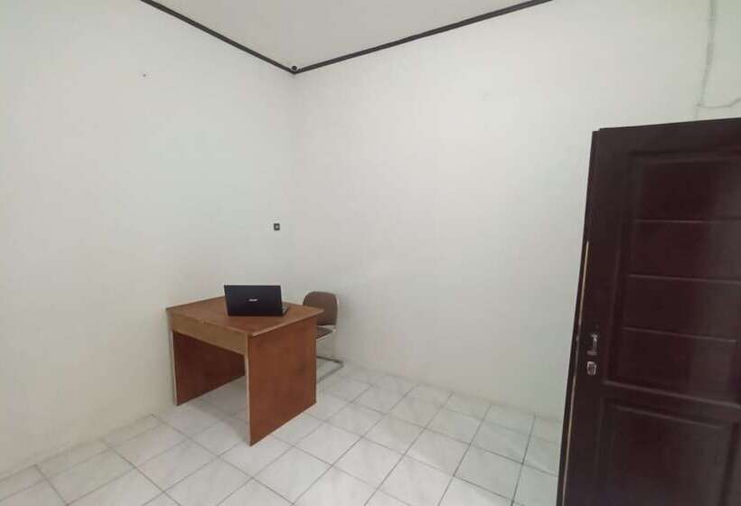 호텔 Spot On 93385 Penginapan Hj Lilis 2 Syariah