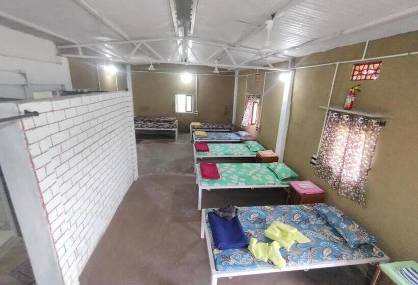 בית מלון כפרי Vasant Bamboo Cottage