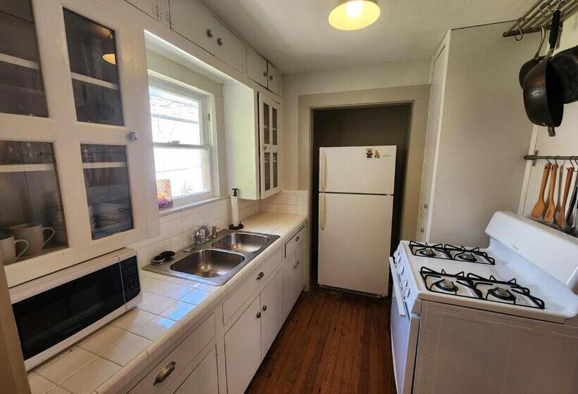 پانسیون Cute & Quiet Garage Apt Home
