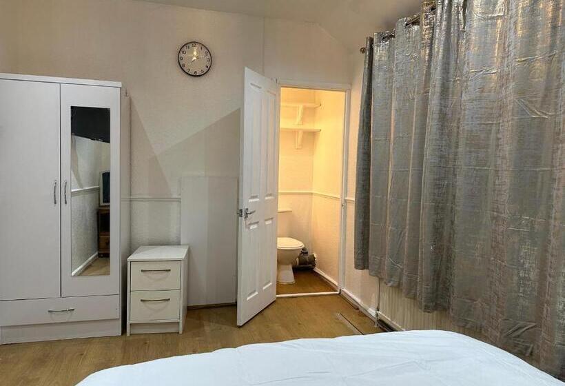 بنسيون Double Room With Free Wifi Keedonwood Road