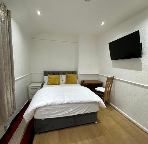 بنسيون Double Room With Free Wifi Keedonwood Road