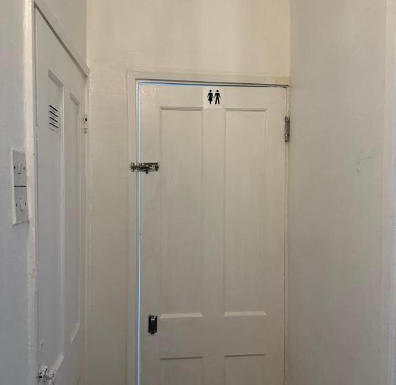 بنسيون Double Room With Free Wifi Keedonwood Road