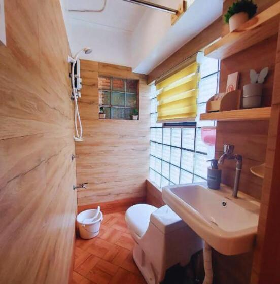 پانسیون Family World Transhotel: Jemimah & Abraham