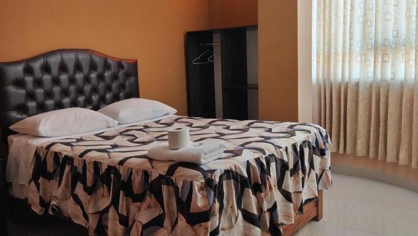 پانسیون Hostal Llaut