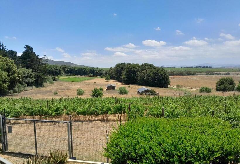 פנסיון Roland’s Valley Art Accommodation