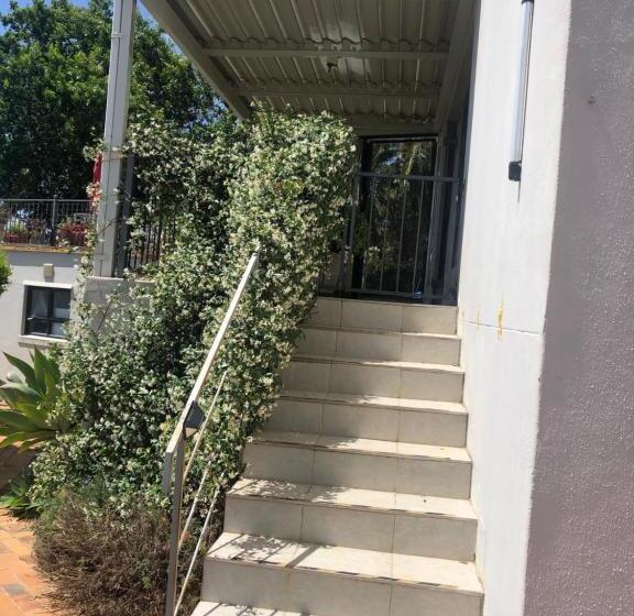 פנסיון Roland’s Valley Art Accommodation