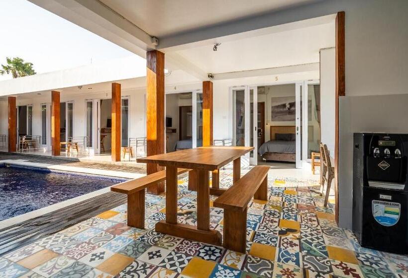 פנסיון Lumturi House   Centrally Located