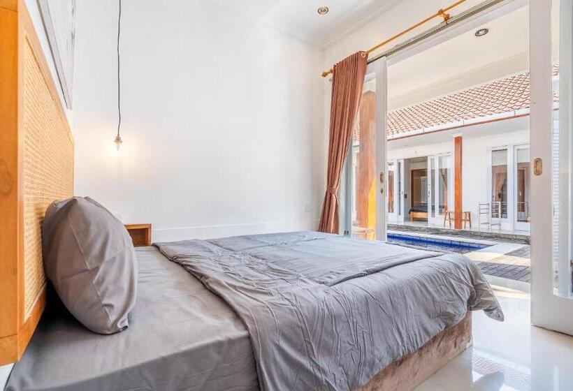 פנסיון Lumturi House   Centrally Located