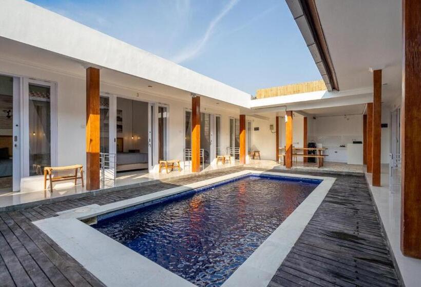 פנסיון Lumturi House   Centrally Located