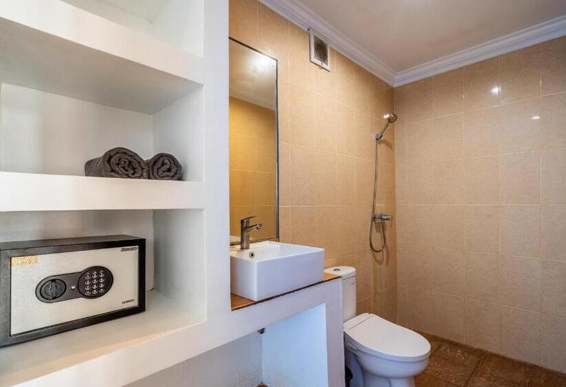 פנסיון Lumturi House   Centrally Located