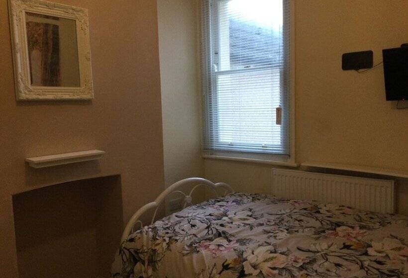 ペンション Tdm Bachelot Lettings Ltd