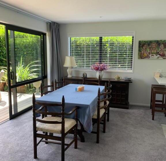 ペンション The Gate House