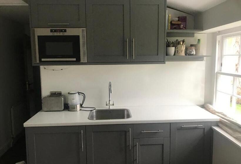 بنسيون The Old Post Office Studio Apartment In A Beautiful Cotswold Village