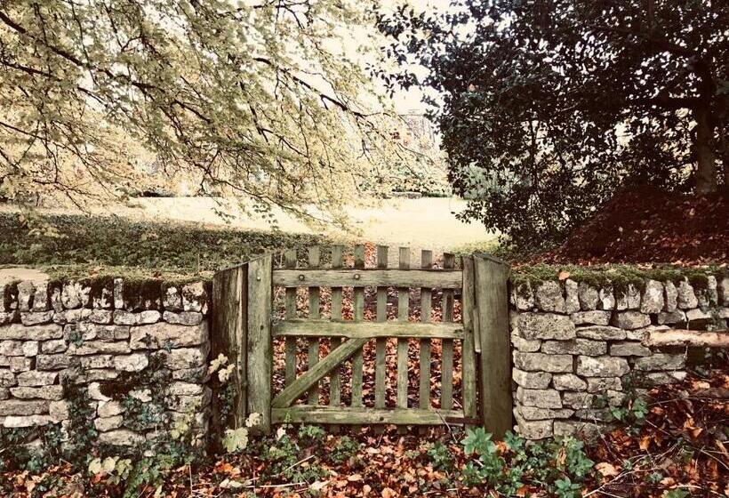 بنسيون The Old Post Office Studio Apartment In A Beautiful Cotswold Village