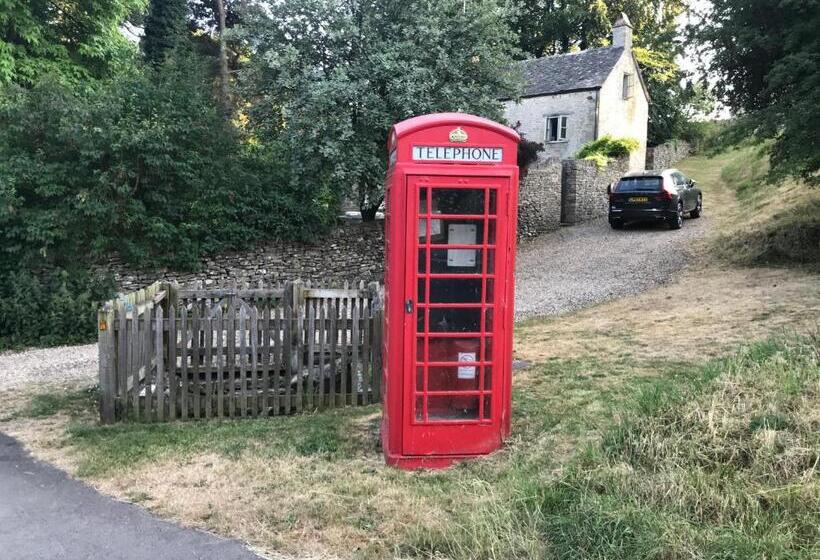 بنسيون The Old Post Office Studio Apartment In A Beautiful Cotswold Village