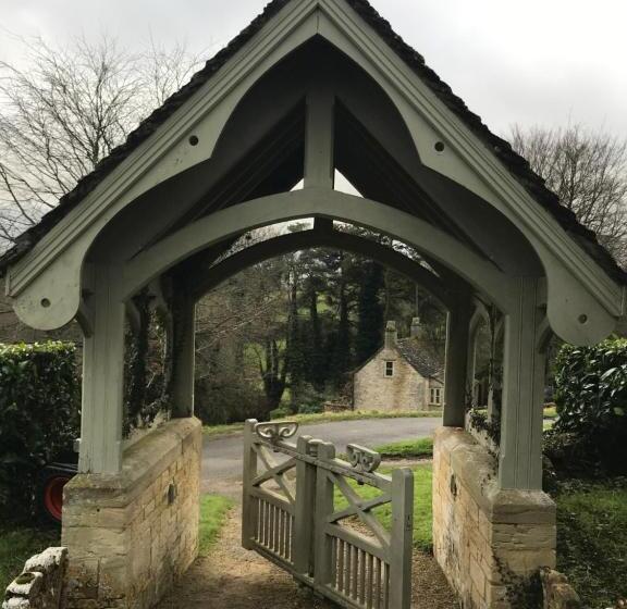بنسيون The Old Post Office Studio Apartment In A Beautiful Cotswold Village