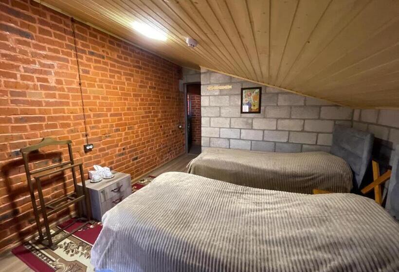 הוסטל H White House