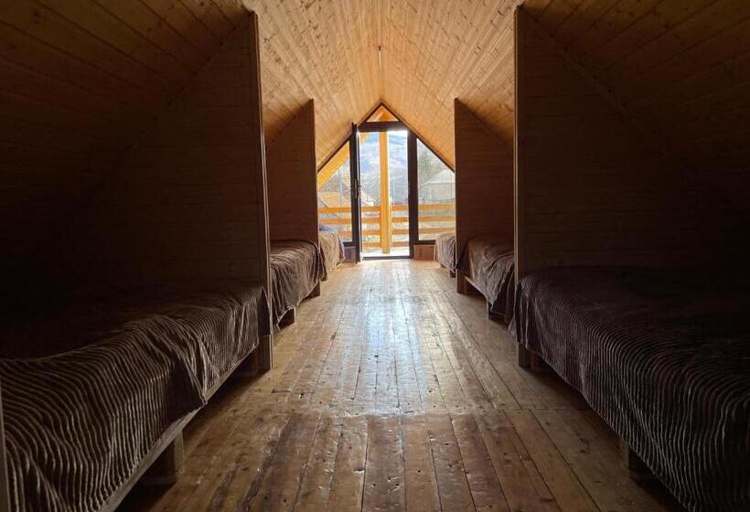 הוסטל H White House