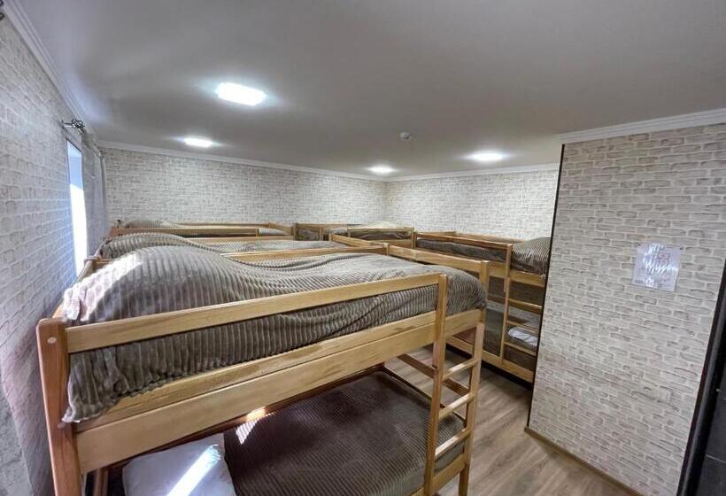 הוסטל H White House