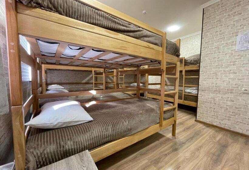 הוסטל H White House