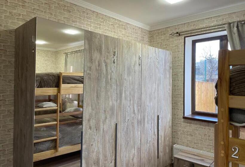 הוסטל H White House