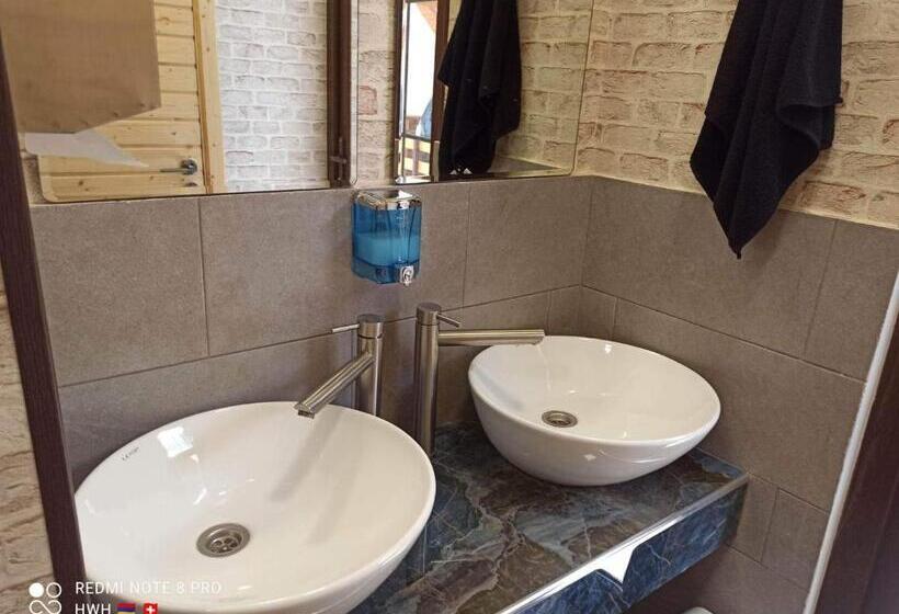 הוסטל H White House