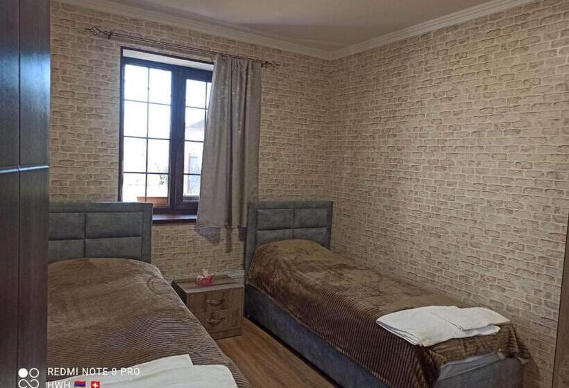 הוסטל H White House