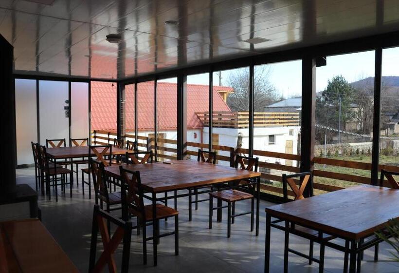 הוסטל H White House