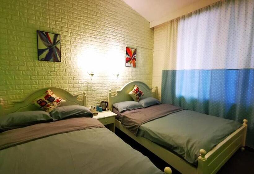 הוסטל Lazzy Inn