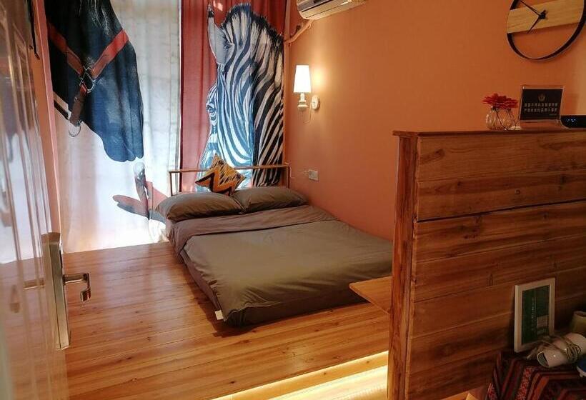 הוסטל Lazzy Inn